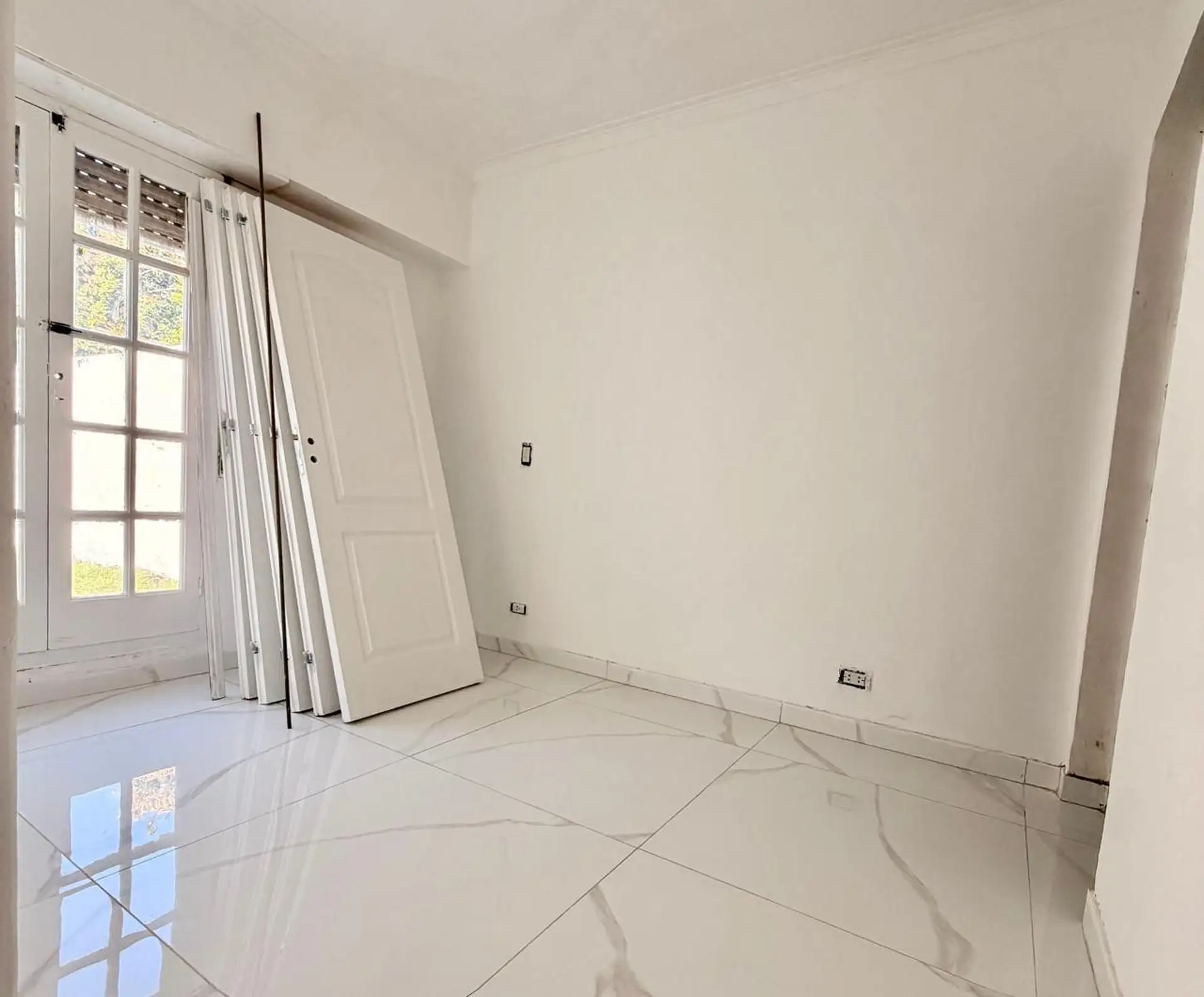 Chalet de cuatro ambientes con parque y garage, Ayolas 4500