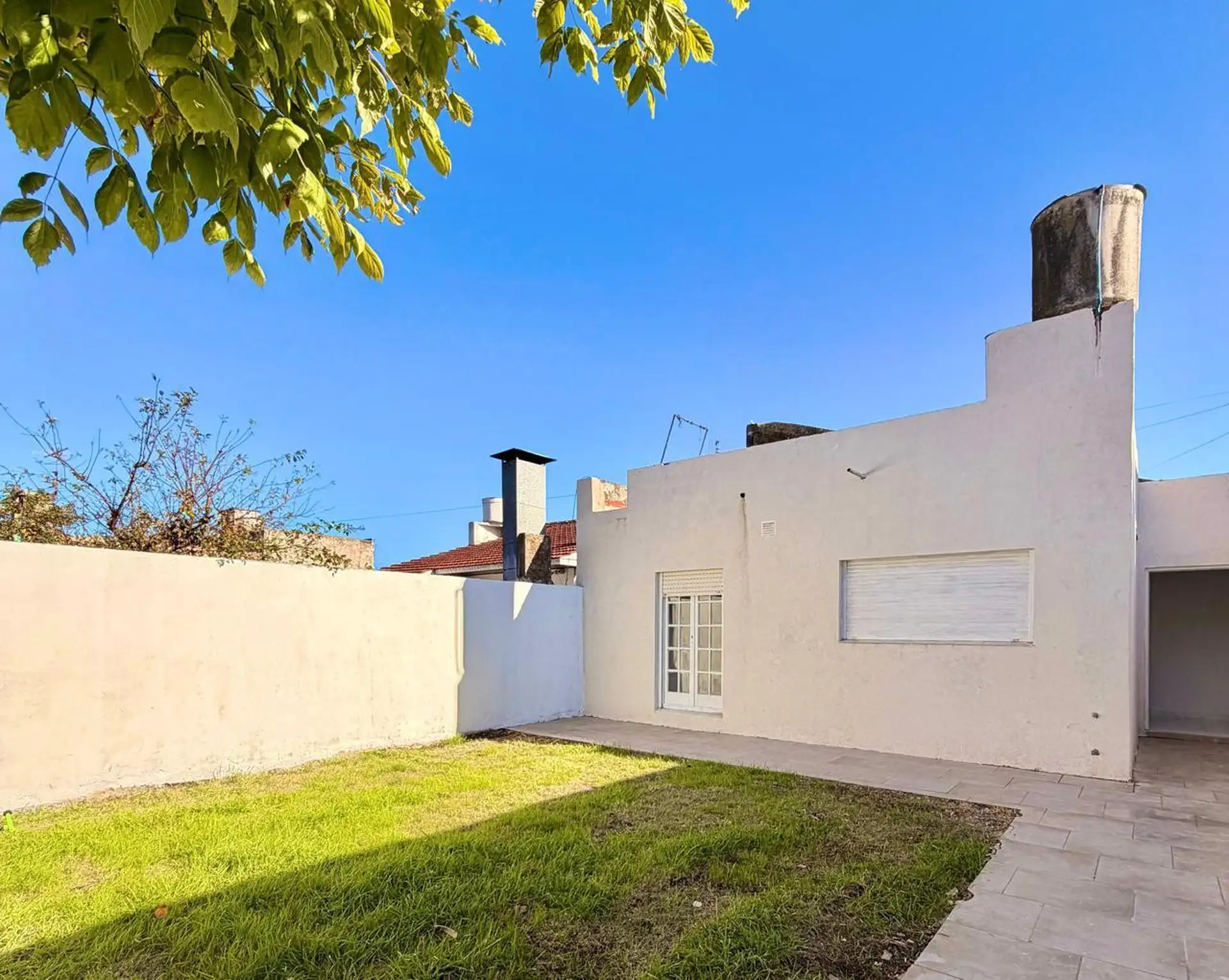 Chalet de cuatro ambientes con parque y garage, Ayolas 4500
