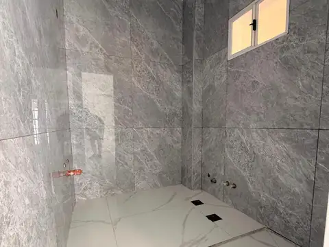 Chalet de cuatro ambientes con parque y garage, Ayolas 4500