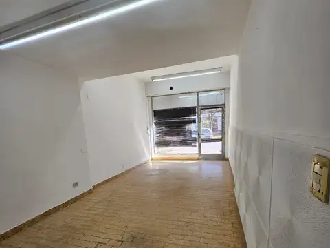 LOCAL en alquiler - Juan Elorza 1600 (y las vías) 55 m2