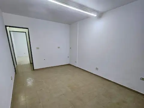 LOCAL en alquiler - Juan Elorza 1600 (y las vías) 55 m2