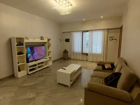 VENTA CASA 4 AMB COCHERA PILETA JARDIN BERNAL ESTE