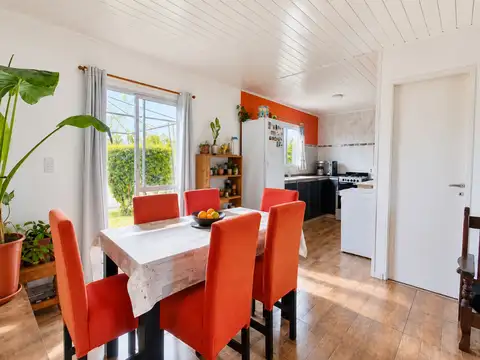 Casa 4 ambientes con 2 baños