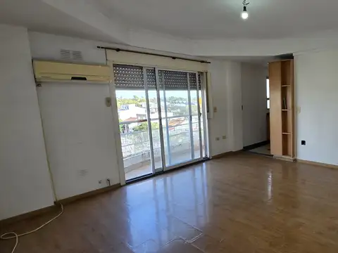 DEPARTAMENTO 3 AMBIENTES CON BALCON, TODO AL FRENTE, A 500 MTS ESTACION CASEROS  