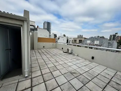 Luminoso 2 ambientes con balcón y terraza propia en Alquiler