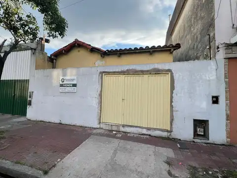 Terreno con vivienda a refaccionar en Villa Dominico