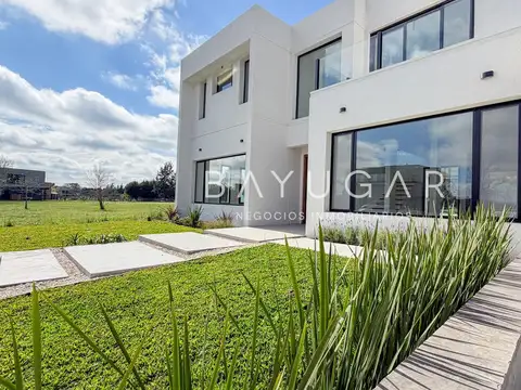 Casa en Venta con 6 cocheras