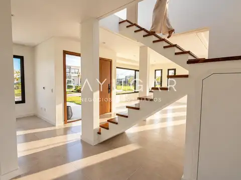 Venta - Casa en Barrio Medal Country Club - Amplia vista al Golf