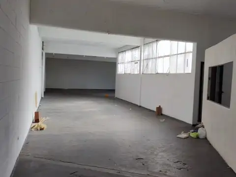 Galpón 210m2 en Pta Alta, Con Montacargas; Zona de Descarga,