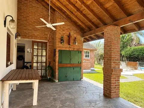 Casa 4 ambientes con 2 baños
