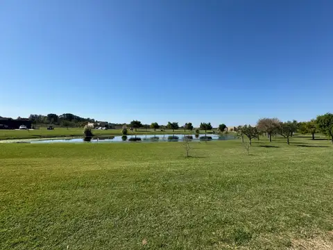 Adg. Lote Con Proyecto En Las Calandrias