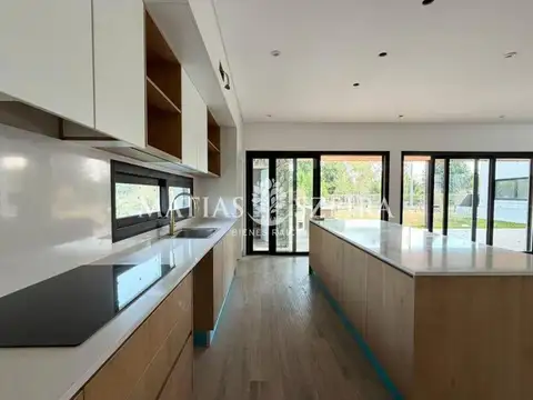Casa 6 ambientes. | Colectora Norte Acceso Oeste Km 47