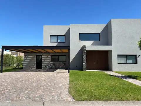 Casa alquiler anual lote interno con pileta B° San Rafael