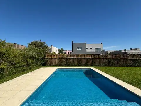 Casa 5 ambientes con 3 baños