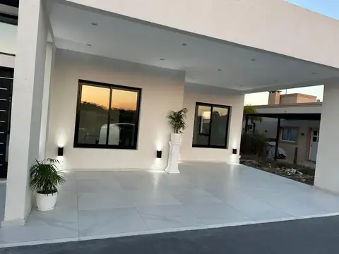 Casa 4 ambientes con 2 baños