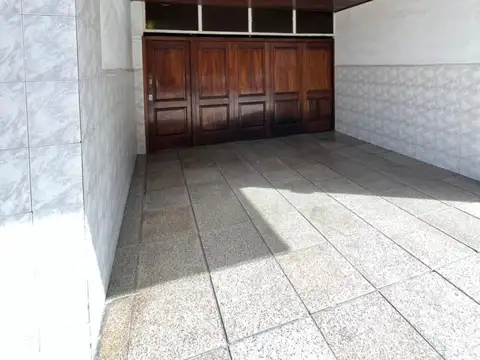 Cochera cubierta en alquiler - Plaza Colón