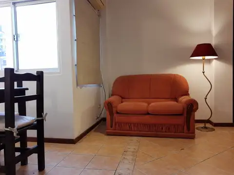 Monoambiente. Excelente  ubicación,  a pasos de Av. Pellegrini, cerca del centro