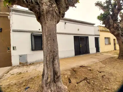 VENTA CASA 3 AMB CON PATIO 50.000 + CUOTAS, BERNAL