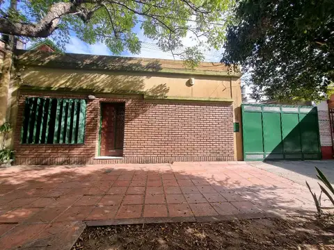 Casa y galpón sobre Av. Belgrano!