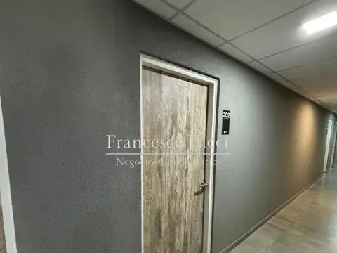 Oficina en venta con cochera Moreno