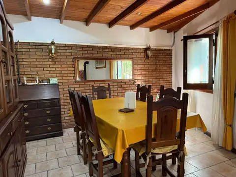 Casa 4 ambientes con 2 baños