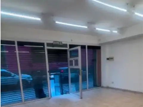 local al frente ubicado sobre importante avenida  