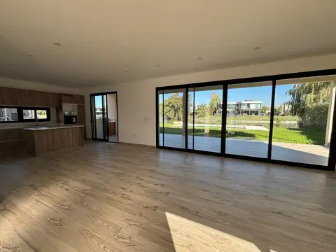 Casa 4 ambientes con 3 baños
