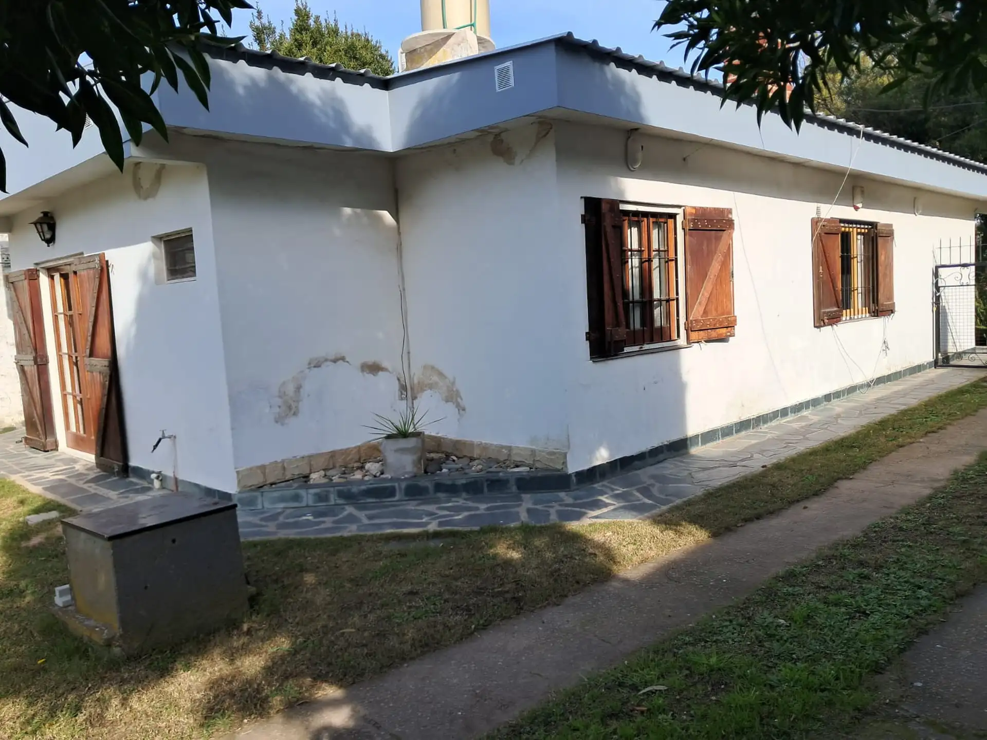 Casa tres ambientes sobre amplio lote