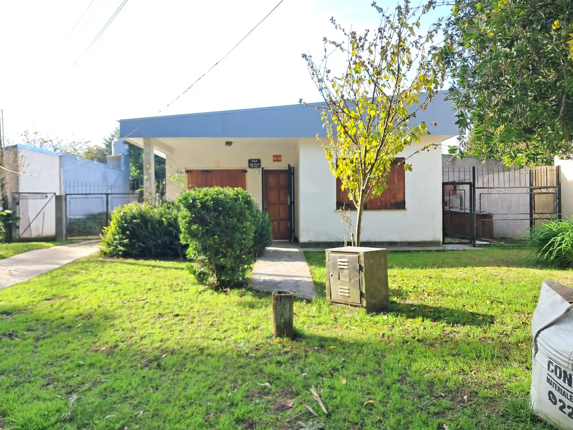 Casa tres ambientes sobre amplio lote