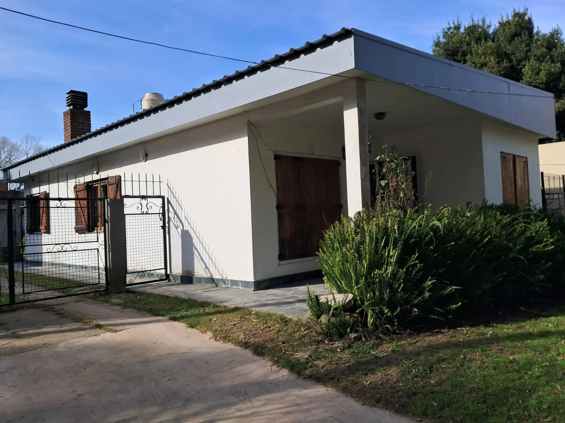 Casa tres ambientes sobre amplio lote