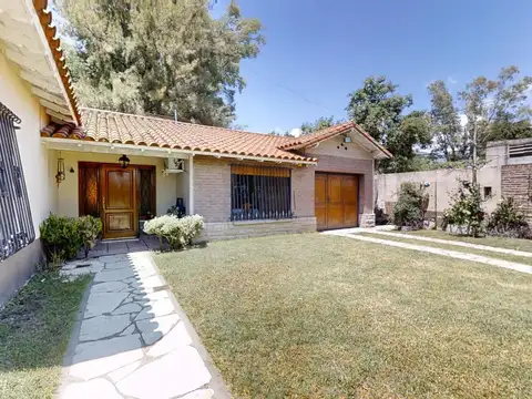 Casa en Venta de 5 Ambientes en Martinez con Patio y Jardín