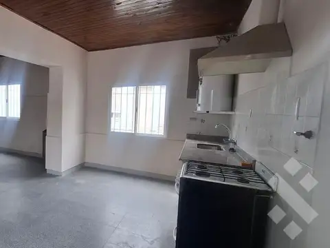 Alquiler dpto 2 dormitorio, patio con parrilla. Leguizamon al 100. Centro Oeste de Neuquen