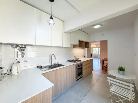 VENTA -Casa en planta alta de 3 dormitorios con terraza y quincho. Pichincha, Rosario.