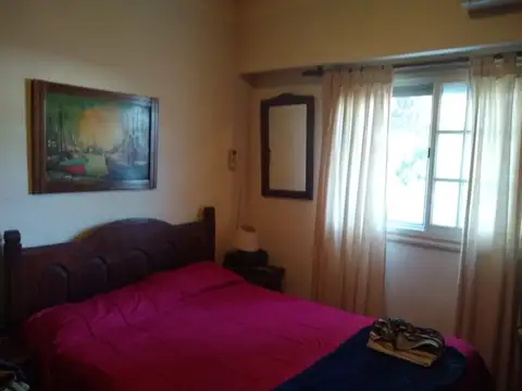 DOS AMBIENTES CON 22 M /2 DE PATIO CONTRA FRENTE 1° PISO POR ESCALERA