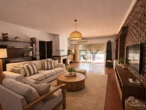 CASA EN VENTA 4 AMBIENTES ZONA RESIDENCIAL CON COCHERA Y PARRILLA