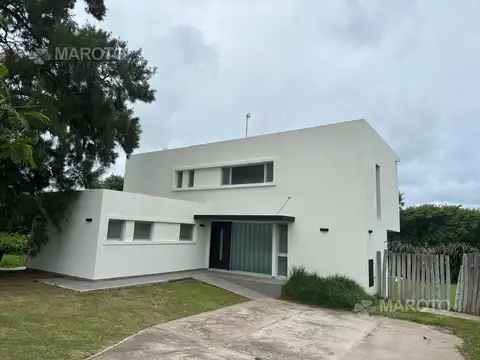 Casa 5 ambientes con 4 baños