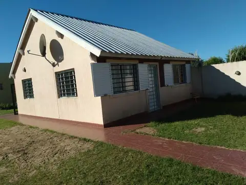 Casa en venta - 2 Dormitorios 1 Baño - Mar del Tuyú