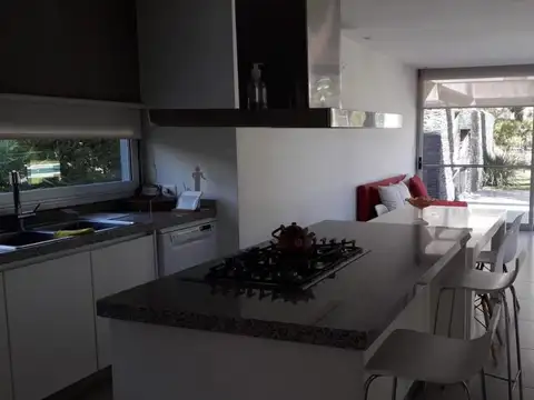 Casa 4 ambientes con 4 baños