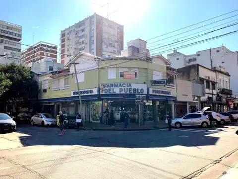 Deparmento 4 amb primer piso por escalera en plena zona comercial de Alvear Martinez. Muy luminoso!