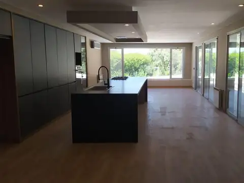 Casa en Venta con 6 cocheras