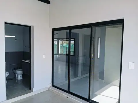 Casa 4 ambientes con 2 baños