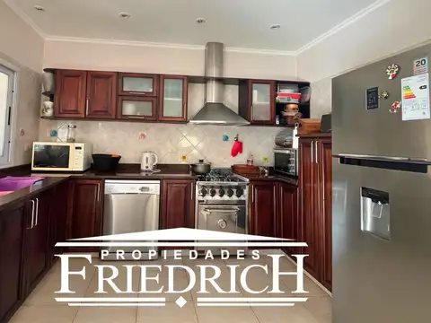 Casa 6 ambientes con 4 baños