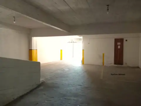 Muy buena cochera en edificio residencial