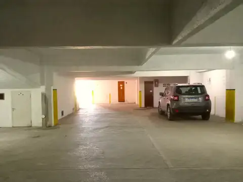 Muy buena cochera en edificio residencial