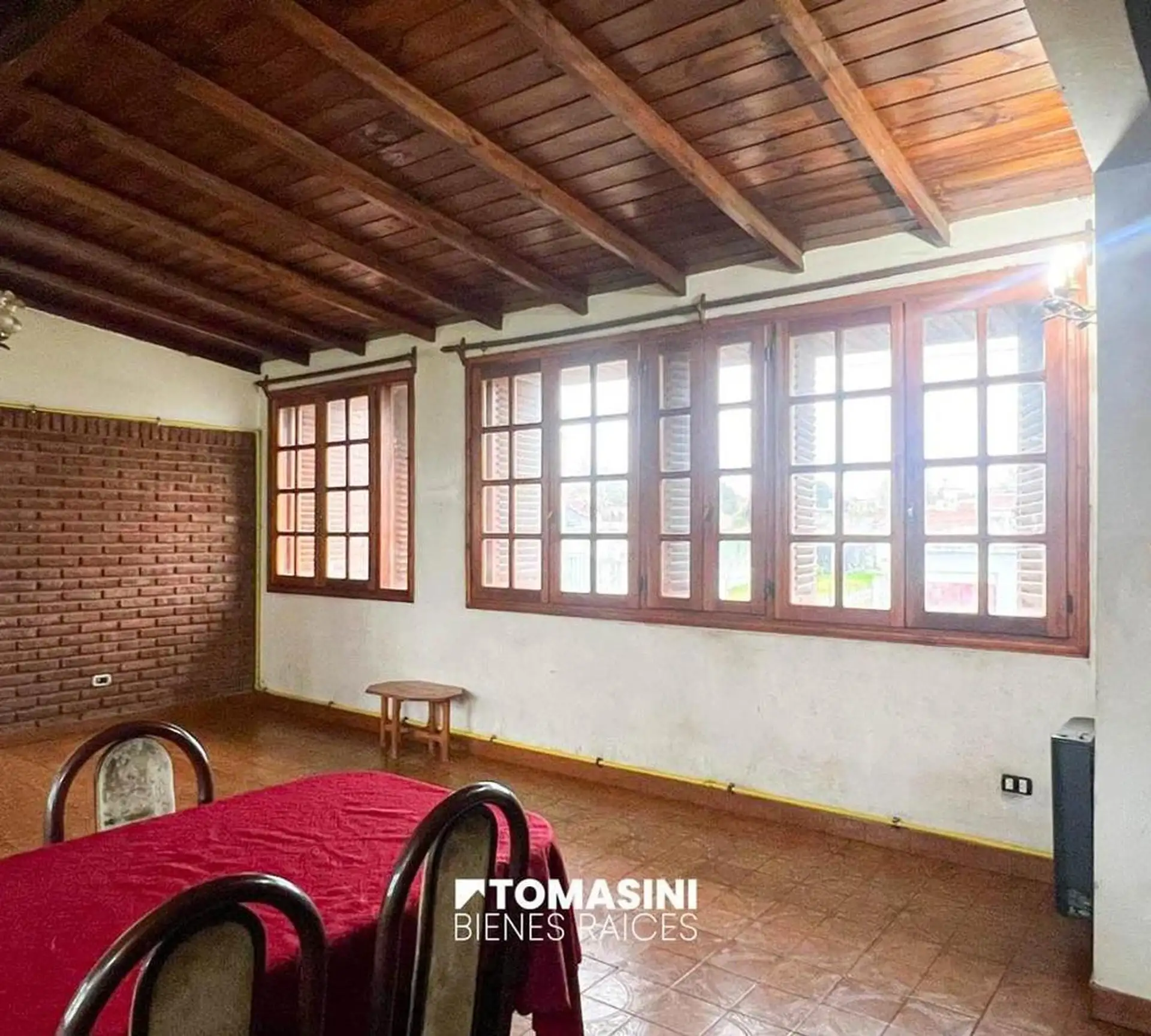 Chalet 5 amb. en 2 plantas, parque y garage + depto. 2 amb.