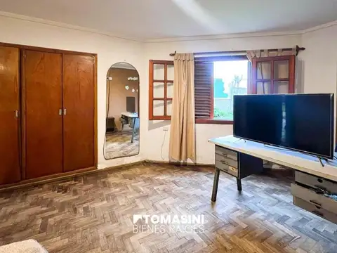 CHALET 5 AMB. EN 2 PLANTAS, PARQUE Y GARAGE + DEPTO. 2 AMB.