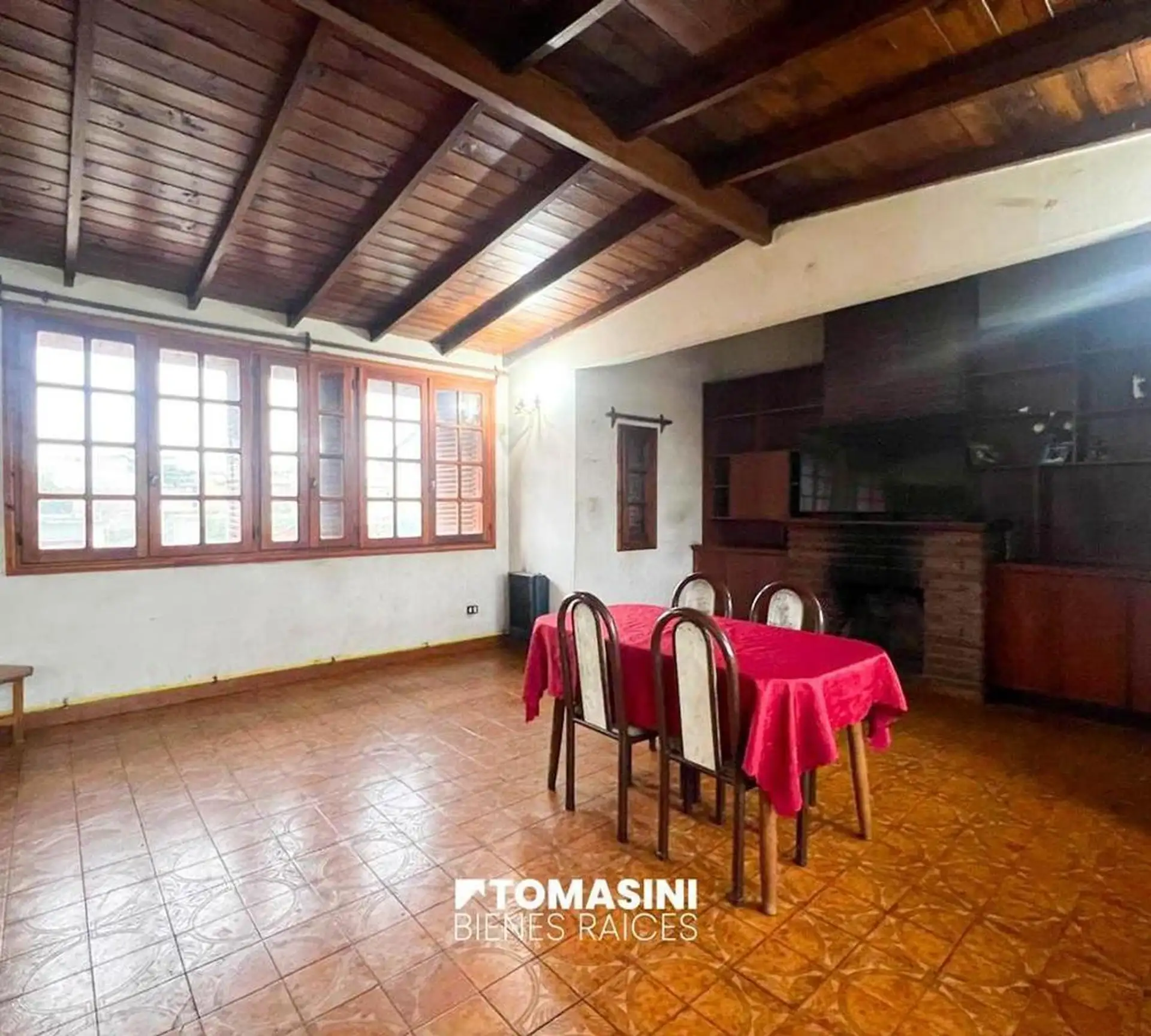 Chalet 5 amb. en 2 plantas, parque y garage + depto. 2 amb.