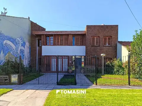 CHALET 5 AMB. EN 2 PLANTAS, PARQUE Y GARAGE + DEPTO. 2 AMB.