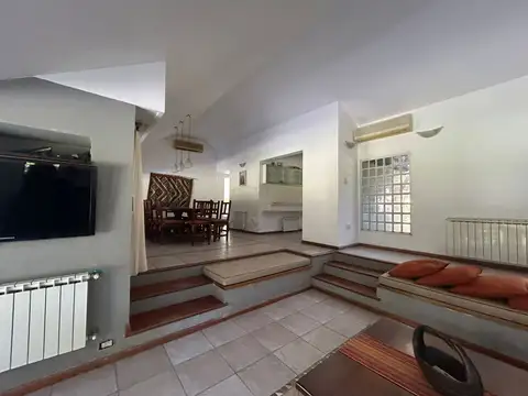 Casa 5 ambientes con 3 baños
