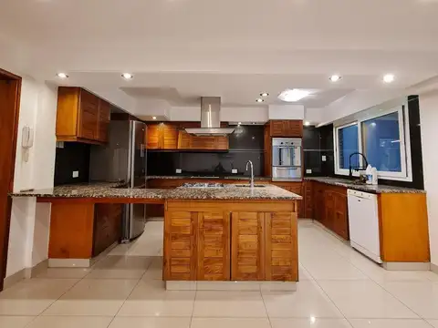 Casa con jardin - 4 ambientes -  en  Lomas de Zamora